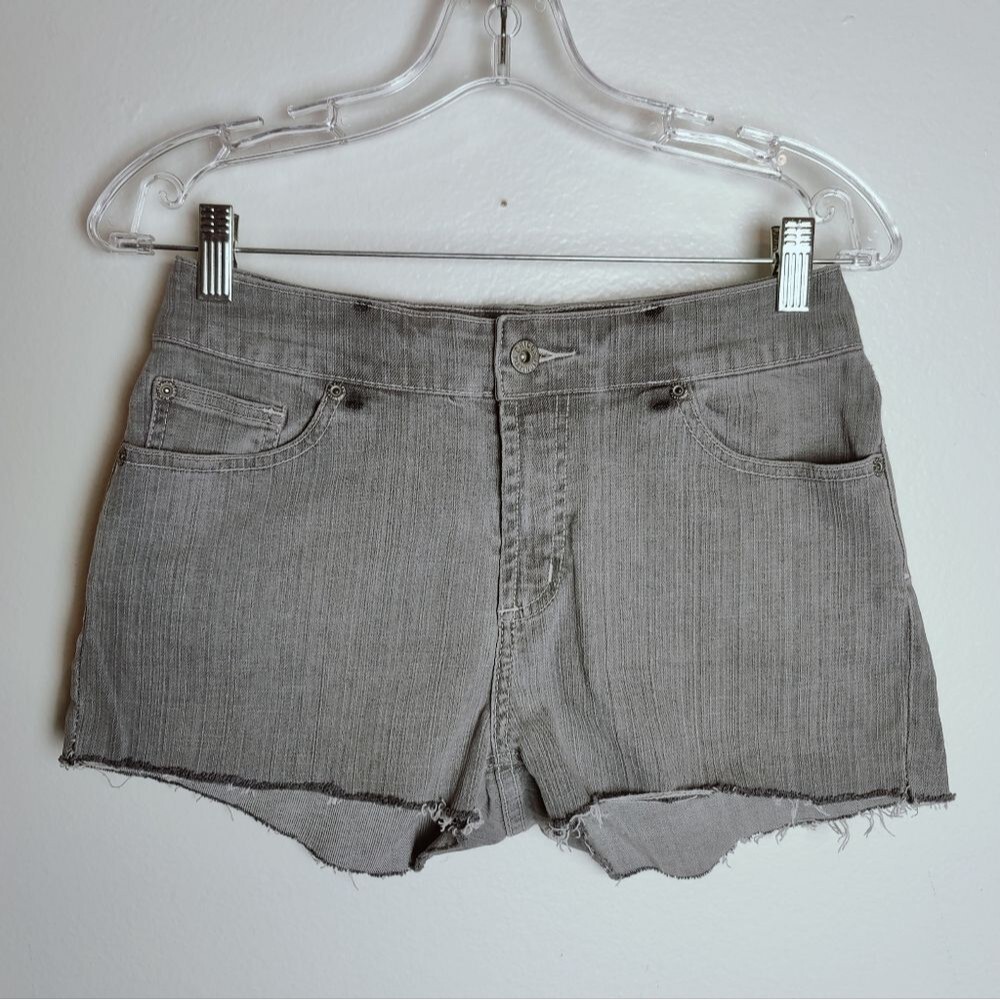 Chico's Platinum Grey Cutoff Jean Shorts 2" Inseam Mid Rise, Size 0 (XS)